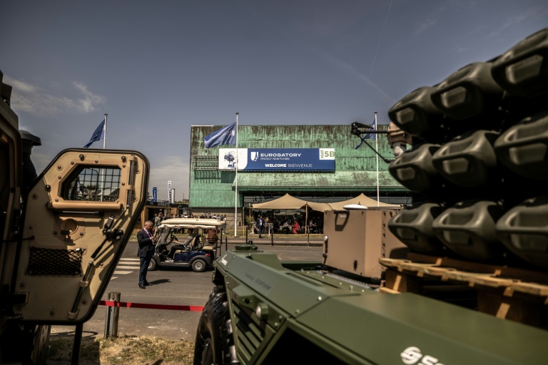 Des visiteurs au salon Eurosatory, le 15 juin 2026