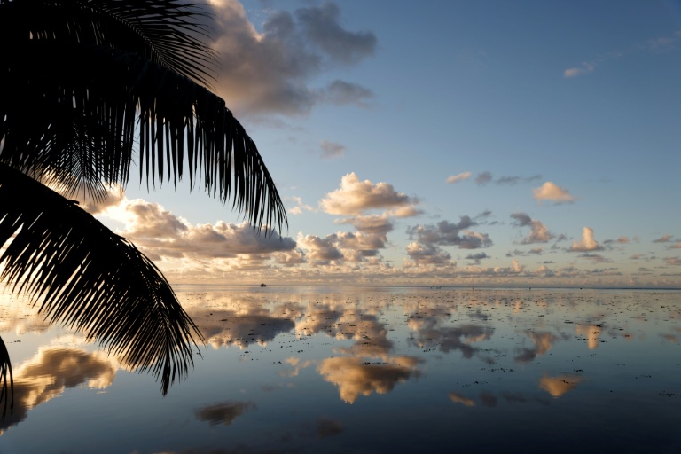 Le coucher du soleil à Moorea, en Polynésie française, le 23 juin 2021