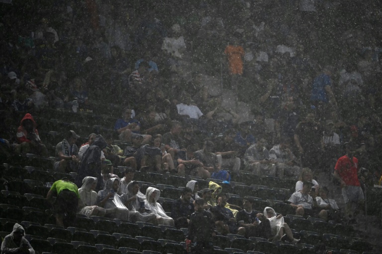 Des supporters attendent sous la pluie durant l'interruption du match entre la France et l'Irak, lors de la Coupe du monde 2026, le 22 juin 2026 à Philadelphie