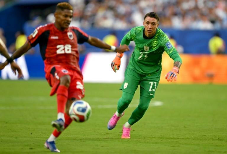 L'attaquant du Cap-Vert Hélio Varela (gauche) devance le  gardien de l'Uruguay Fernando Muslera pour marquer le second but du Cap-Vert le 21 juin 2026 à Miami