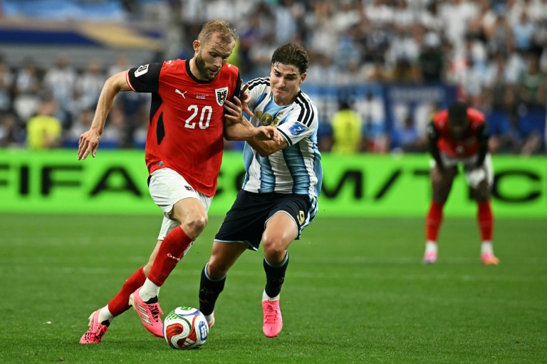 L'Autrichien Konrad Laimer (G) aux prises avec l'Argentin Julian Alvarez pendant le Mondial-2026, à Arlington le 22 juin 2026