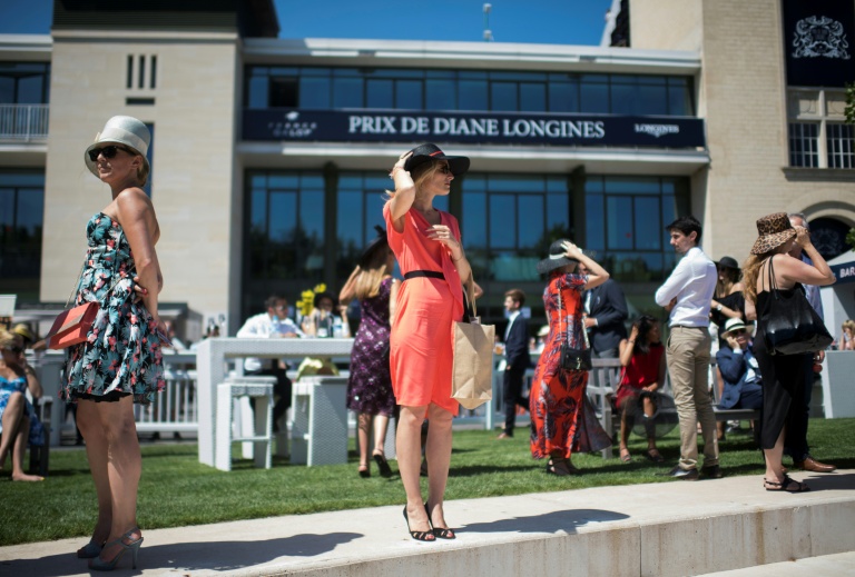 Des spectateurs au Prix de Diane à Chantilly, dans le nord de Paris, le 18 juin 2017