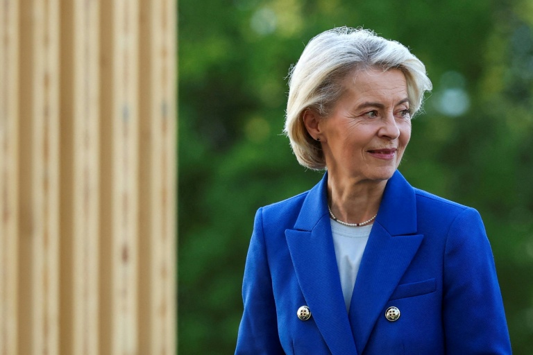 La présidente de la Commission européenne, Ursula von der Leyen, assiste à la cérémonie d'accueil officielle organisée dans le cadre du sommet du G7, à Evian, dans l'est de la France, le 15 juin 2026