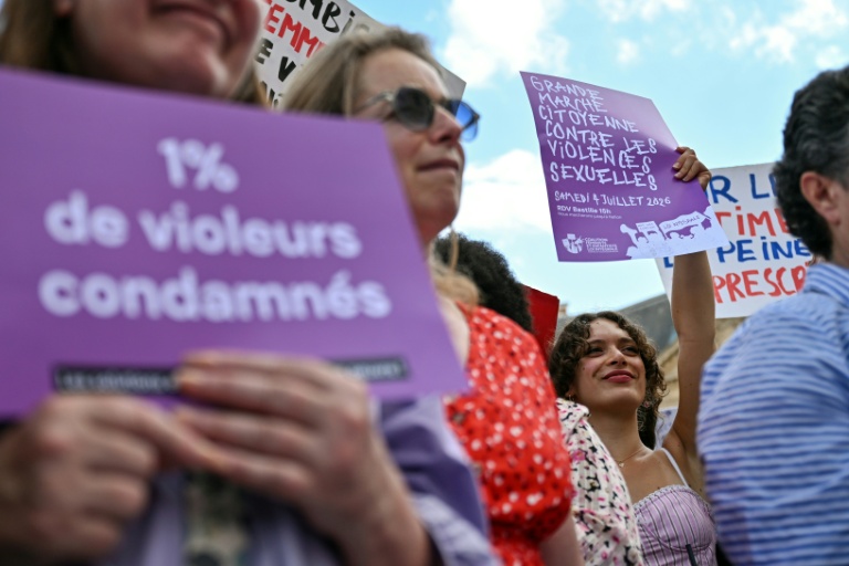 Manifestation devant le ministère de la Justice, place Vendôme à Paris, pour réclamer une loi contre les violences faites aux mineurs après le décès de la collégienne Lyhanna, le 29 juin 2026