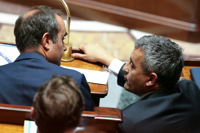 Le Premier ministre Sébastien Lecornu (g) et le ministre de la Justice Gérald Darmanin lors des questions au gouvernement à l'Assemblée nationale, le 23 juin 2026 à Paris
