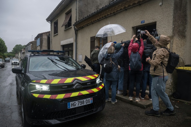 Des journalistes devant une maison à Fleurance, dans le Gers, le 4 juin 2026