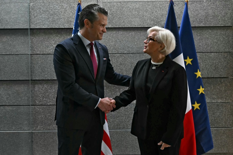 La ministre française des Armées Catherine Vautrin (D) et le secrétaire américain à la Défense Pete Hegseth, le 6 juin 2026 à à Colleville-sur-mer, dans le Calvados