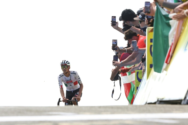 Isaac Del Toro s'est imposé en solitaire au sommet du Grand-Colombier où était jugée l'arrivée de la 7e et avant-dernière étape du Tour Auvergen-Rhône-Alpes le 13 juin 2026. Le coureur mexicain revient à moins de 50 secondes du leader au général, l'Australien Luke Tuckwell