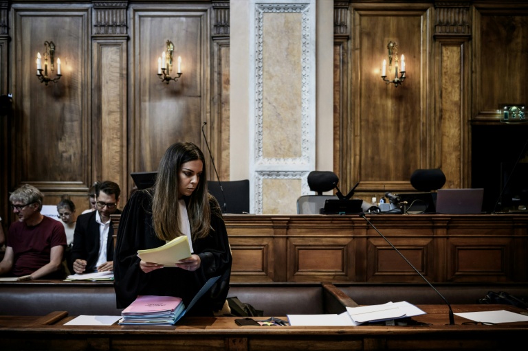 L'avocate de la partie civile, Julia Studient, le 11 juin 2026 dans la salle d'audience du tribunal à Lyon avant l'ouverture du procès d'un homme accusé d'avoir drogué sa femme et de l'avoir violée alors qu'elle était inconsciente