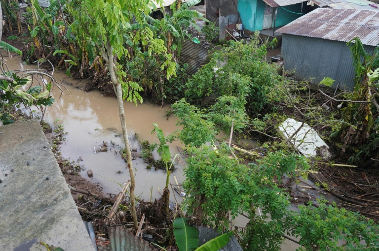Une rivière pleine de déchets après une tempête tropicale dans le village de Chirongui, à Mayotte, le 13 janvier 2025