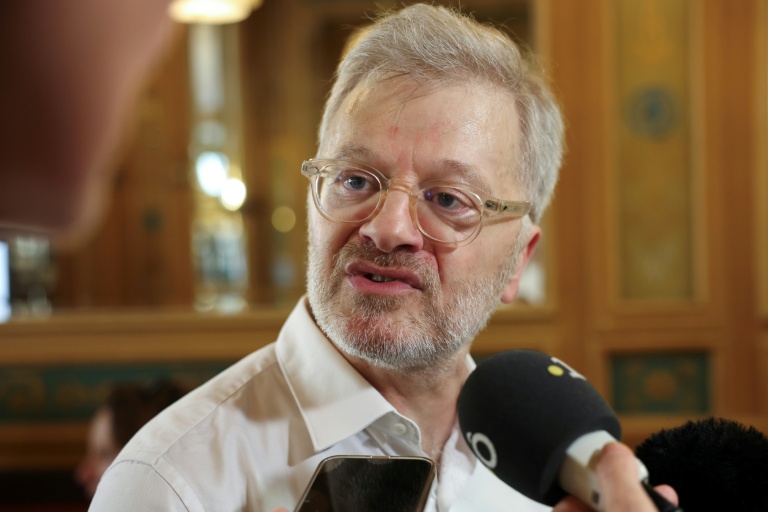 L'avocat Christophe Leguevaques s'adresse aux journalistess'adresse aux journalistes après le non-lieu confirmé dans le scandale sanitaire du chlordécone, le 22 juin 2026 dans un café près du Palais de Justice à Paris