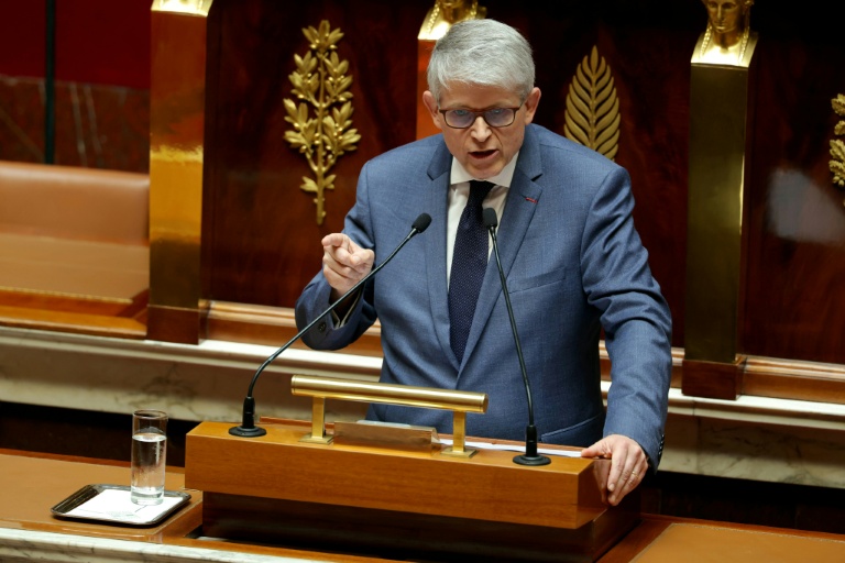 Le député LR Patrick Hetzel lors d'un débat à l'Assemblée nationale sur le nouveau projet de loi créant un droit à l'aide à mourir , le 22 juin 2026 à Paris