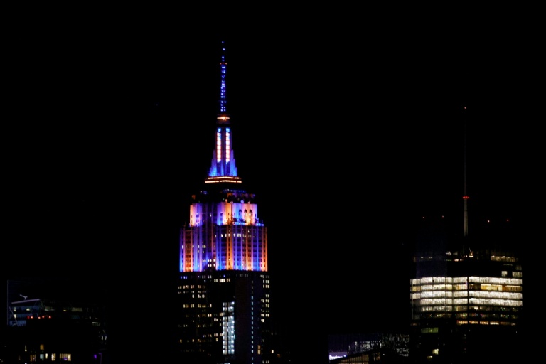 L'Empire State Building aux couleurs des New York Knicks, titrés en NBA, le 13 juin 2026