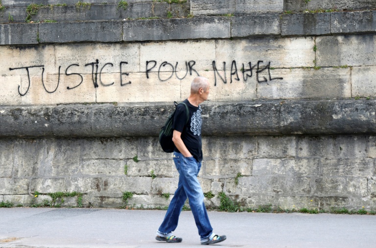 Une inscription sur un mur place de la Concorde à Paris, le 1er juillet 2023, quelques jours après la mort de Nahel Merkouk à Nanterre