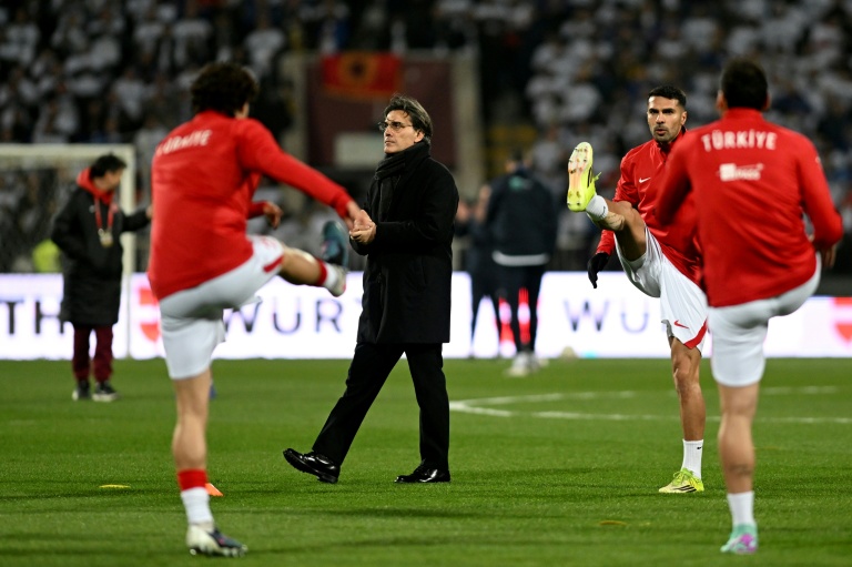 Vincenzo Montella (C) au milieu de ses joueurs de la sélection de Turquie à l'échauffement avant un match de qualification au Mondial contre le Kosovo, le 31 mars 2026 à Pristina