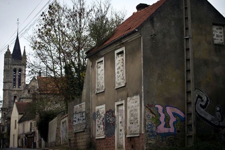 Une rue du village abandonné de Goussainville, le 26 novembre 2013, dans le Val-d'Oise