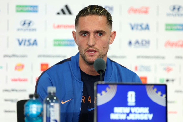 Le milieu français Adrien Rabiot en conférence de presse avant le 16e de finale du Mondial-2026 contre la Suède, le 29 juin 2026 East Rutherford (New Jersey)