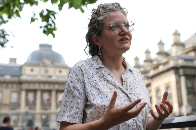 Marie Toussaint, eurodéputée écologiste, s'adresse aux journalistes après le non-lieu confirmé dans le scandale sanitaire du chlordécone, près du Palais de Justice à Paris, le 22 juin 2026