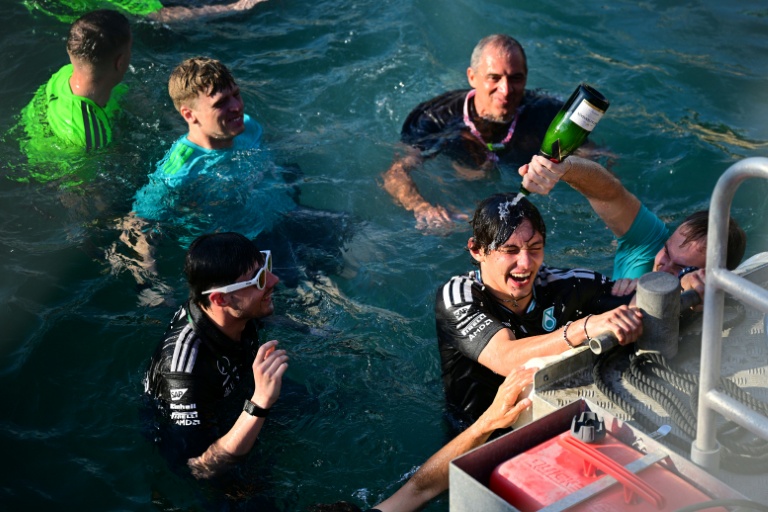 Kimi Antonelli est arrosé de champagne après avoir sauté dans le port de Monaco suite à sa victoire au Grand Prix, le 7 juin 2026