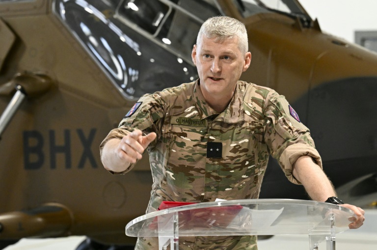 Le général Olivier Hautreux, commandant la 4e brigade d'aérocombat devant un hélicoptère Tigre au 1er RHC (1er régiment d'hélicoptères de combat) à Phalsbourg, en Moselle, le 2 juin 2026