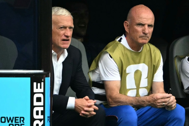 Didier Deschamps (g) et son assistant Guy Stephan durant le match de la France contre l'Irak comptant pour la phase de groupes du Mondial 2026, le 22 juin à Philadelphie