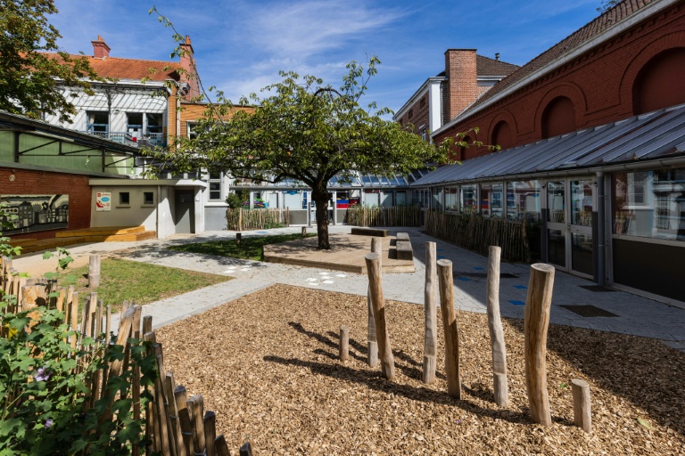 La cour verdie et sans bitume d'une école élémentaire à Lille, le 12 septembre 2022