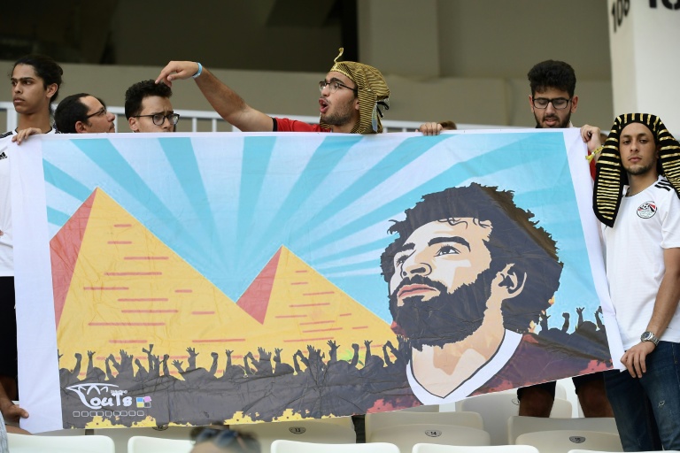 Des supporters égyptiens rendant hommage à leur attaquant vedette Mohamed Salah, le 25 juin 2018 lors d'un match de poule du Mondial-2018 entre l'Egypte et l'Arabie saoudite, à Volgograd