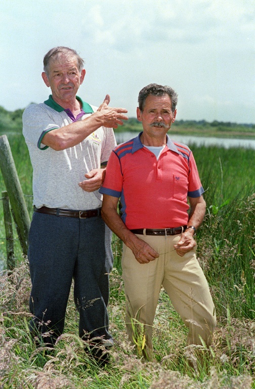 Raymond Mis (G) et Gabriel Thiennot  le 14 juin 1988 non loin de l'étang de Brenne dans l'Indre où fut retrouvé le corps du garde-chasse Boistard en 1946



pour l'assassinat duquel ils furent à l'époque inculpés et condamnés. Ils n'ont cessé depuis lors de proclamer leur innocence. Le procès en révision a eu lieu le 15 juin 1988 devant la Cour de Cassation de Paris.   AFP PHOTO