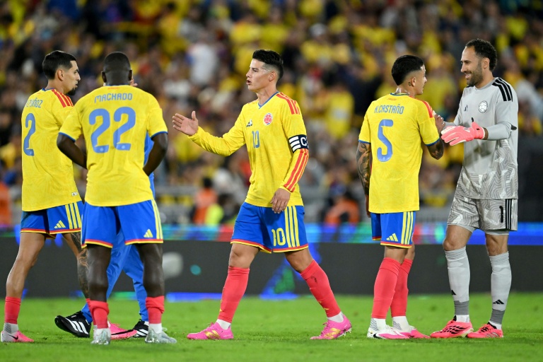 Les joueurs de la sélection colombienne, dont l'emblématique capitaine James Rodriguez, après la victoire des Cafeteros face au Costa Rica en match amical, le 1er juin 2026 à Bogotá