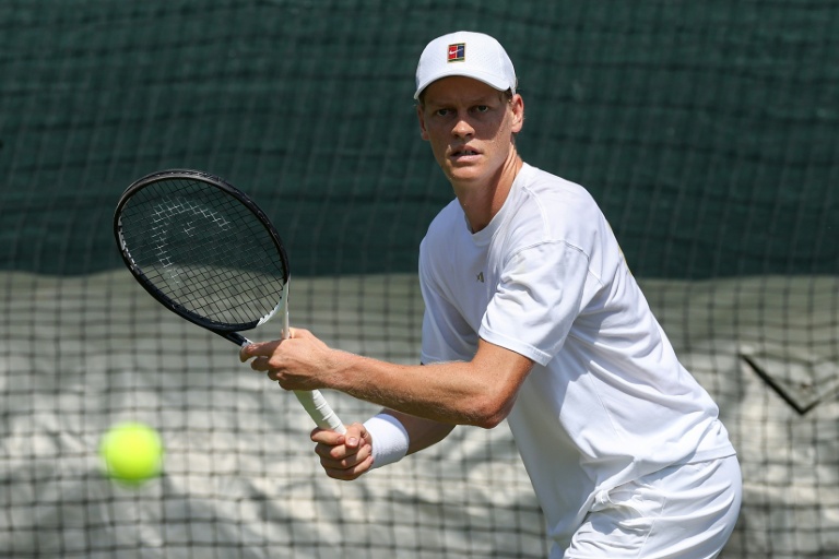 Le N.1 mondial Jannik Sinner, tenant du titre, s'entraîne au All England Lawn Tennis and Croquet Club à Wimbledon le 25 juin 2026