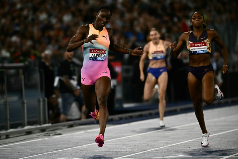 La Saint Lucienne Julien Alfred devance sur la ligne d'arrivée du 200 m du meeting de Rome, comptant pour la Ligue de diamantn, l'Américaine Melissa Jefferson-Wooden le 4 juin 2026 au Stade olympique de Rome