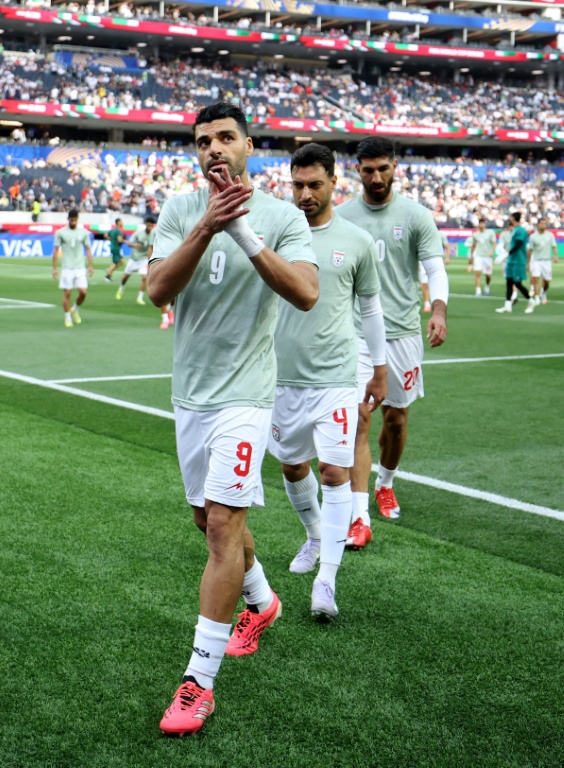Les Iraniens Mehdi Taremi (g.), Shojae Khalilzadeh (c.) et Shahriyar Moghanlou (d.) avant le coup d'envoi du match de la Coupe du monde 2026, comptant pour le groupe G, contre la Nouvelle-Zélande, à Los Angeles, le 15 juin 2026
