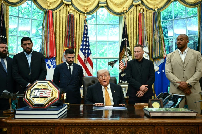 Le président des Etats-Unis Donald Trump, entouré des quatre combattants phares de l'UFC Freedom 250, de gauche à droite : le Brésilien Alex Pereira, l'Hispano-géorgien Ilia Topuria, l'Américain Justin Gaethje et le Français Ciryl Gane, le 6 mai 2026 dans le Bureau ovale de la Maison Blanche à Washington