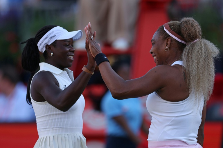 Serena Williams (à droite) et Victoria Mboko célèbrent leur victoire contre Nicole Melichar-Martinez et Erin Routliffe mardi au premier tour du tournoi du Queen's.