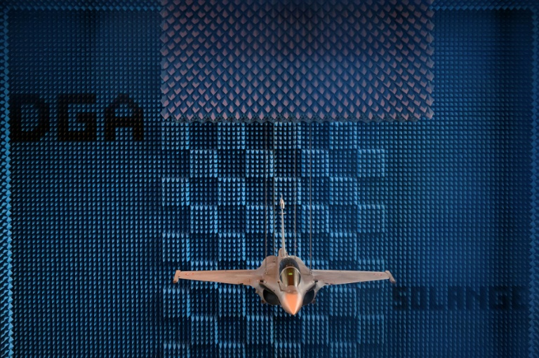 Un Rafale F4 dans la salle Solange de la DGA à Bruz, en Ille-et-Vilaine, le 8 juin 2026