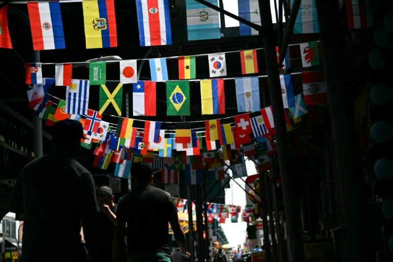 Les drapeaux des pays participant au Mondial-2026 dans une rue de l'arrondissement du Queens, à New York, le 11 juin 2026