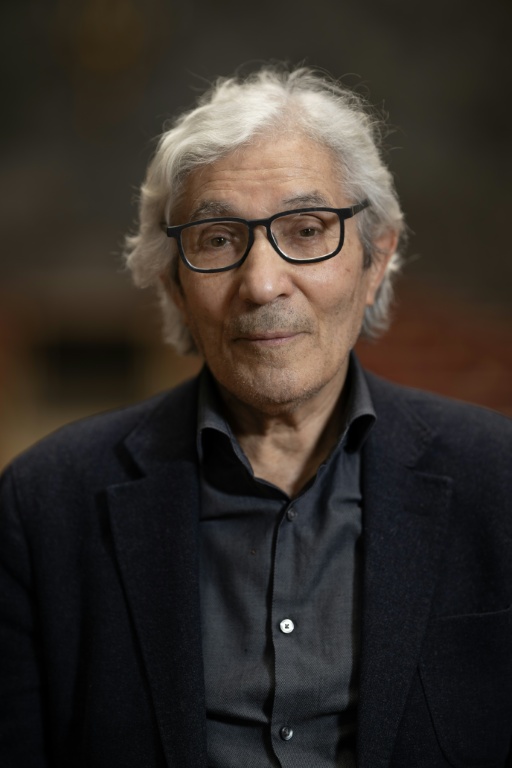 L'écrivain franco-algérien Boualem Sansal pose pour un photographe avant une interview au Palais des Académies, à Bruxelles, le 24 avril 2026