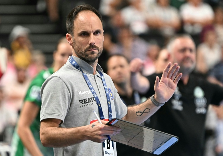 L'entraîneur de Metz Handball Emmanuel Mayonnade serein lors de la finale de la Ligue des champions contre Gyôr à Budapest, le 7 juin 2026