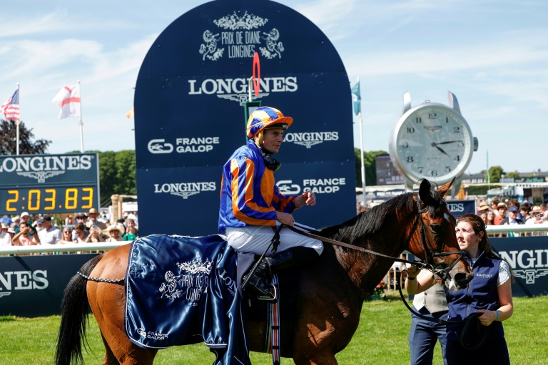 Le jockey anglais Ryan-Lee Moore et la pouliche Diamond Necklace, victorieux du 177e Prix de Diane à Chantilly, le 14 juin 2026 dans l'Oise
