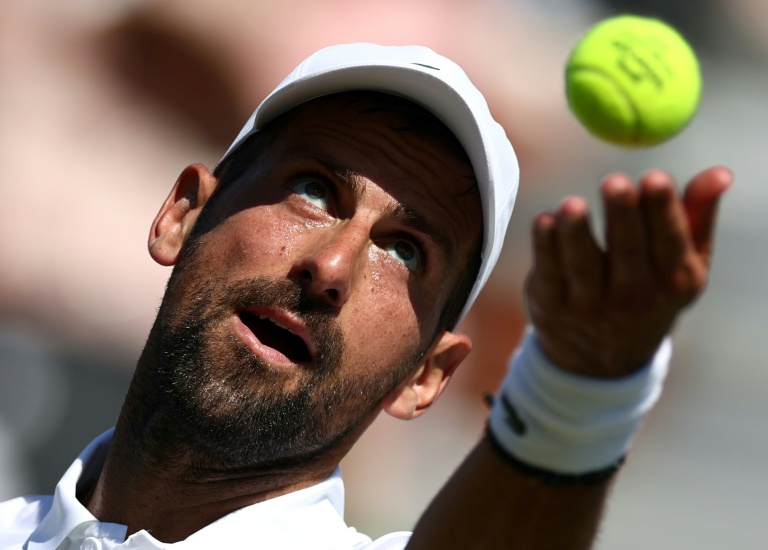 Le Serbe Novak Djokovic lors d'une exhibition contre Tommy Paul au Hurlingham Club à Londres le 26 juin 2026, trois jours avant Wimbledon dont il est septuple vainqueur