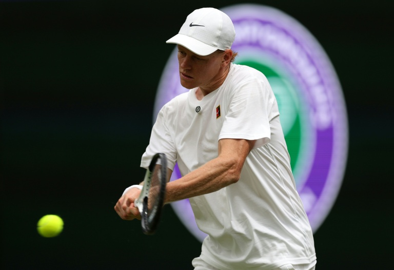 Le N.1 mondial Jannik Sinner s'entraîne au All England Lawn Tennis and Croquet Club à Wimbledon le 25 jjin 2026 à Londres