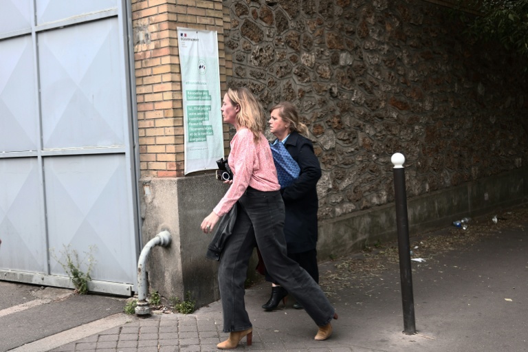 Les avocates de Patrick Bruel, Fanny Colin à gauche et Celine Lasek à droite, arrivent dans les locaux de la police judiciaire à Pais le 8 juin 2026
