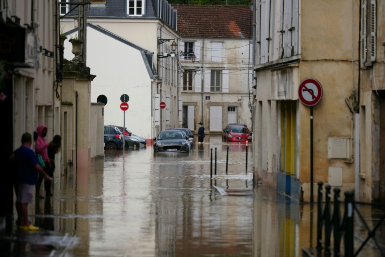 Une rue inondée de Coulommiers, dans la grande banlieue à l'est de Paris, le 10 octobre 2024