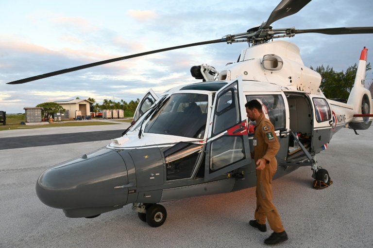 Un Eurocopter AS365 Dauphin sur le point de décoller de l'atoll Makemo pendant l'exercice MARARA, le 13 juin 2026