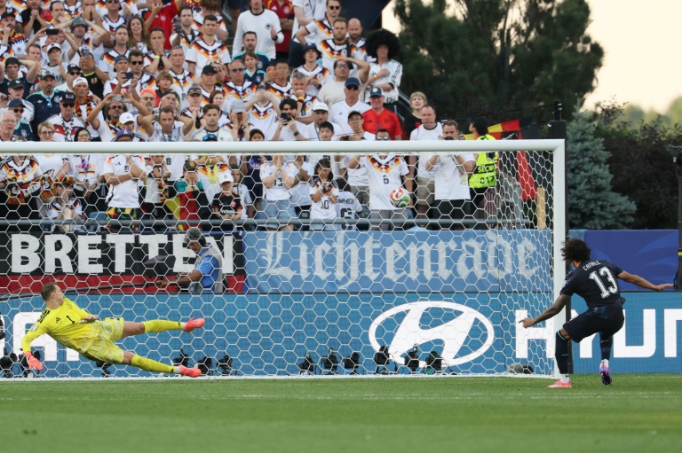 Le défenseur du Paraguay José Canale inscrit le tir au but de la victoire face à l'Allemand Manuel Neuer, à Foxborough, le 29 juin 2026
