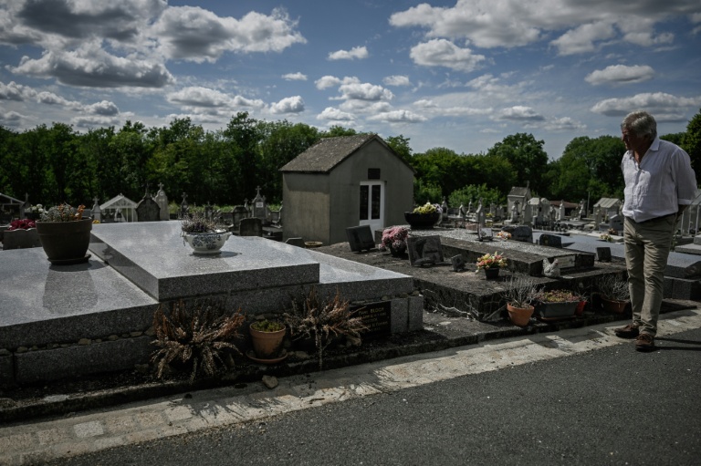 L'ancien maire de la commune de Le Bourg-d'Hem, Robert Deschamps, passe à côté de la sépulture de l'historien-résistant Marc Bloch au cimetière de Le Bourg-d'Hem, dans la Creuse, le 1er juin 2026