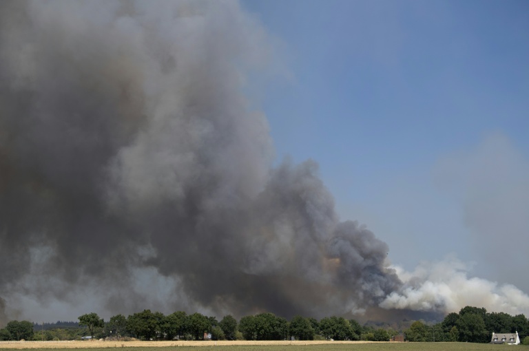 De la fumée s'élève dans le ciel lors d'un feu de forêt à Campénéac, dans le Morbihan, e 12 août 2022