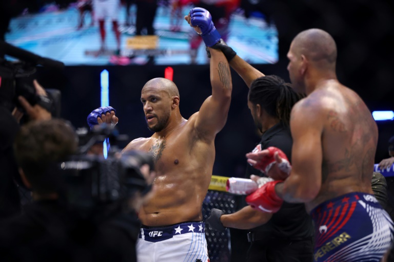 Ciryl Gane vainqueur d'Alex Pereira pour la ceinture intérimaire de l'UFC Heavyweight Championship lors de l'UFC Freedom 250 le 14 juin 2026 à Washington D.C.