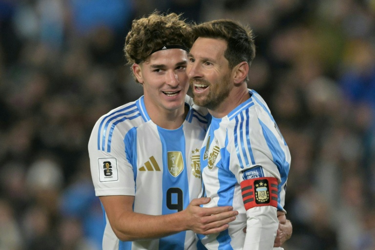 L'attaquant argentin Julian Alvarez et le capitaine de l'Albiceleste Lionel Messi, lors de la rencontre entre l'Argentine et le Venezuela en qualifications pour le Mondial-2026, le 4 septembre 2025 à Buenos Aires