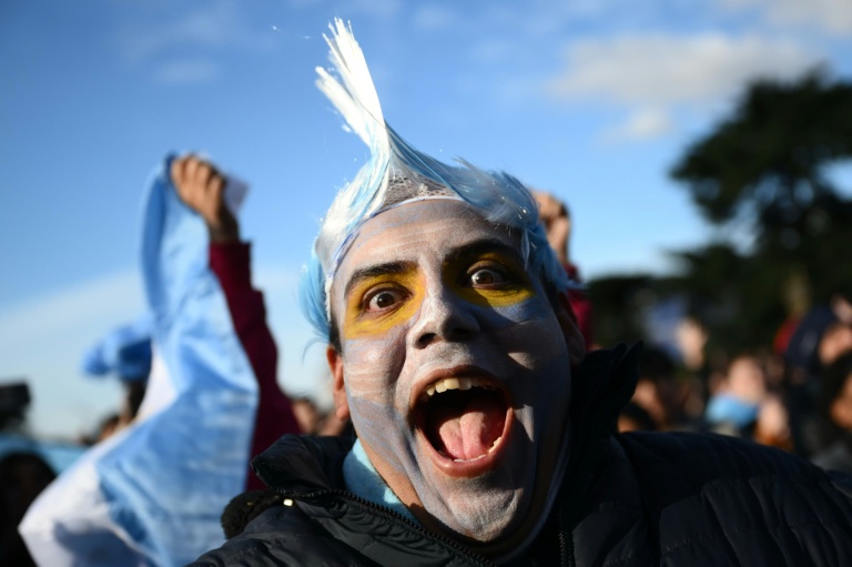 Un supporter argentin dans une fan zone de Buenos Aires célèbre la victoire de l'Argentine contre l'Autriche, le 22 juin 2026